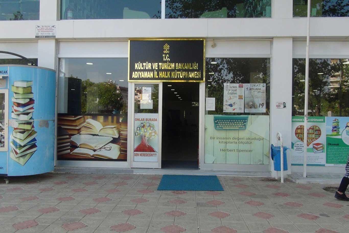 Öğrenciler yeni kütüphanenin biran önce yapılmasını istiyor Öğrenciler yeni kütüphanenin biran önce yapılmasını istiyor